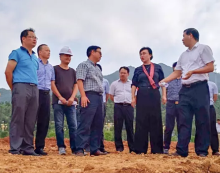 【人文動態(tài)】大余縣縣委書記曹愛珍一行考察安遠(yuǎn)縣市民公園建設(shè)項(xiàng)目