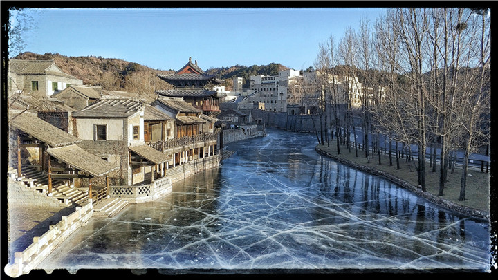 郭保良-12冰上的古北水鎮(zhèn)——2018-01-16——冬天的北方很冷，充滿了江南水鄉(xiāng)風(fēng)情的古北水鎮(zhèn)的河水都成了冰，但顯示出來(lái)的卻是另一種水鄉(xiāng)風(fēng)情.jpg